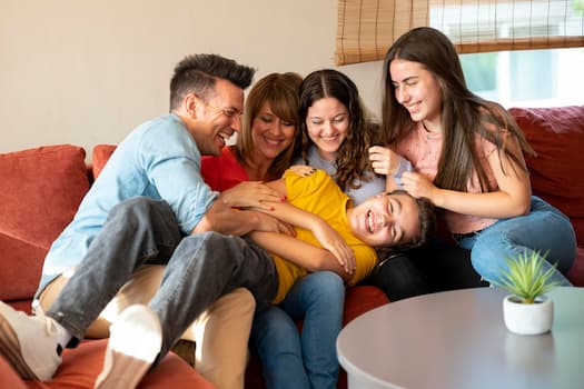 familia en sofa